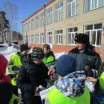 «Будь осторожен на дороге!» напоминают сотрудники Новосибирской Госавтоинспекции и школьники участникам дорожного движения