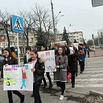 Одноклассники участников дорожных аварий прошли по улицам Нальчика в «шагающем автобусе»