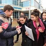 Молодежь Адыгеи дарит пешеходам световозвращающие валентинки, проявляя заботу о безопасности граждан