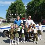 Дошкольники Ставрополья вместе с автоинспекторами вручили георгиевские ленты со световозвращателями участникам дорожного движения