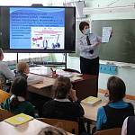 В Новосибирской области сотрудники Госавтоинспекции проводят беседы со школьниками об опасностях использования СИМ