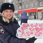 В Новокузнецке полицейские и ЮИДовцы провели акцию «Помни о сердце, которое ждет!»