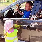 Тематические памятки-дорхенгеры агитируют новгородских водителей на соблюдение принципов дорож-ной безопасности 