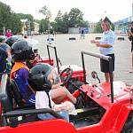 На центральной площадке г.Глазова прошло занятие с детьми и их родителями с использованием мобильного автогородка