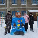 Северо-Енисейские малыши получили в подарок от сотрудников ГИБДД снежную фигуру