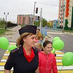 В Сургутском районе инспекторы ГИБДД учили ребят переходить дорогу только на зеленый свет!