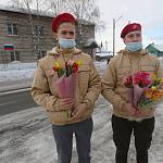 В Красноярском крае начальник иланской Госавтоинспекции совместно с активистами военно-патриотического  клуба  подарили женщинам - водителям весеннее предпраздничное настроение