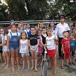 В сельской местности автоинспекторы проводят обучающие занятия с юными велосипедистами