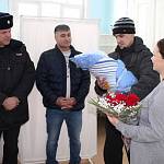 Кировские госавтоинспекторы дарили автокресла в преддверии Дня матери