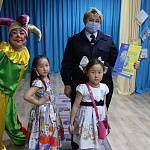 В Республике Алтай воспитанники детского сада приняли участие в дефиле костюмов со световозвращающими элементами
