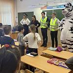 В Мурманске в очередной раз сотрудники ГИБДД совместно с юными инспекторами движения провели танцевальный флешмоб «Соблюдай ПДД!»