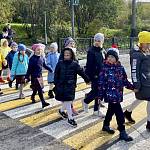 В Мурманске сотрудники ГИБДД проводят пешеходные экскурсии для школьников