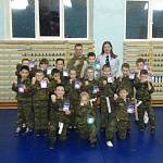 Госавтоинспекторы вручили детям, посещающим школу Армейского рукопашного боя, световозвращающие значки