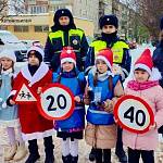 В Великом Новгороде «Новогодний патруль» напомнил водителям о важности соблюдения скоростного режима 