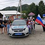Автоинспекторы и школьники провели патриотическую акцию «Триколор»