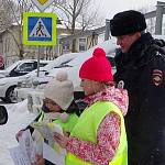 Госавтоинспекторы и школьники Южно-Сахалинска провели акцию «Вежливый водитель!»