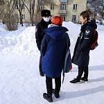 Автоинспекторы Железногорска проводят утренние «минутки безопасности» с детьми по пути в школу