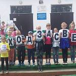  В Новосибирской области сотрудники ГИБДД организовали акции «Пешеход, засветись!» для детей, посещающих летние площадки
