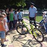 Патруль безопасности рассказывает юным велосипедистам Кабардино-Балкарии о необходимости применения средств защиты 