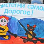 Инсталляцией дорожной безопасности ЮИДовцы Кирова призвали водителей перевозить детей в детских автокреслах