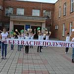 В Новосибирской области сотрудники Госавтоинспекции организовали флешмоб «Сделай ребёнка заметней на дороге»