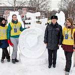 В Карелии юные участники зимнего фестиваля посвятили снежную фигуру 85-летию пропаганды безопасности дорожного движения