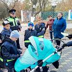 В городе Шарыпово Красноярского края дорожные полицейские совместно с общественностью провели флешмоб посвященный Всемирному дню памяти жертв ДТП
