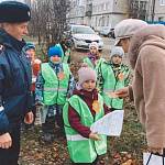 Юные инспекторы движения привлекли внимание новгородцев к проблеме использования гаджетов на дороге