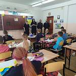Дорожные полицейские Железногорска вместе с ветеранами УВД провели занятия в поселковой школе