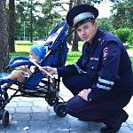 Забайкальские автоинспекторы продемонстрировали молодым родителям средства повышения видимости колясок во время вечерних прогулок