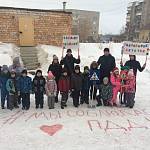 Назаровские дошкольники рисуют граффити на снегу по ПДД
