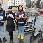 Инспекторы ГИБДД совместно с дружинниками напомнили жителям областного центра о дорожной безопасности