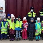 Во Всемирный день ребенка воспитанники детского сада № 7 г. Углегорска напомнили водителям о безопасности на дорогах