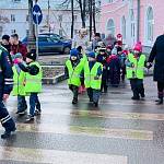 Уроки в реальных дорожных условиях вовлекли новгородских дошкольников в изучение навыков безопасного поведения пешеходов 