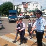 Дорожные практикумы с детьми в «шагающих автобусах» оповещают водителей Кабардино-Балкарии о приближении летних каникул