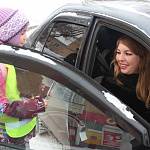 Госавтоинспекторы и юидовцы поздравили женщин-водителей с Днем Матери