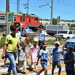 Руководители дошкольных образовательных организаций Нальчика возглавили «шагающий автобус» и прошли по безопасным маршрутам