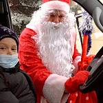 Новогодний патруль во главе с Дедом Морозом поздравил новгородские семьи с наступающими праздниками