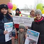 Праздничную акцию «Всех женщин поздравляем – безопасности желаем!» провели ЮИДовцы и автоинспекторы Новосибирской области