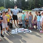  Инспекторы ГИБДД г. Кемерово провели обучающее занятие по ПДД для ребят, отдыхающих в пришкольном лагере четвертого сезона