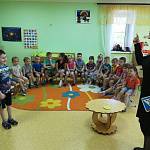В Югре сотрудники ГИБДД провели занятия с малышами детских садов