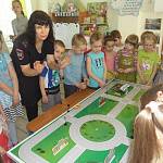 Госавтоинспекция города Барнаула совместно с отрядом ЮИД и сотрудниками библиотеки №1 посетили детский сад № 193