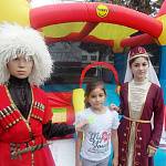 В парках и скверах Кабардино-Балкарии ЮИДовцы в национальных костюмах исполнили лезгинку безопасности для пешеходов 