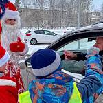 Жители Новгородской области получают добрые напутствия от Полицейского Деда Мороза
