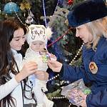 Во время Благотворительной Рождественской Ёлки в Нальчике госавтоинспекторы подарили каждому ребёнку светоотражатель