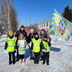 Сотрудники Госавтоинспекции Кемерово совместно с юными инспекторами движения и педагогами напомнили водителям о ПДД
