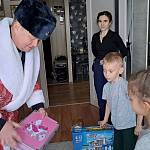 В Красноярском крае полицейский Дед Мороз выступил добрым волшебником для особенного ребенка и его сестры